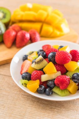 karışık taze meyve (çilek, ahududu, yaban mersini, kivi, mang