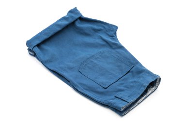 beyaz üzerine kısa pantolon