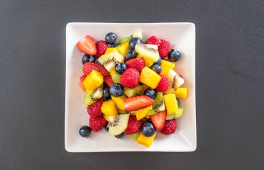 karışık taze meyve (çilek, ahududu, yaban mersini, kivi, mang