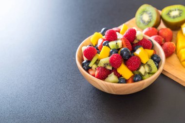 karışık taze meyve (çilek, ahududu, yaban mersini, kivi, mang