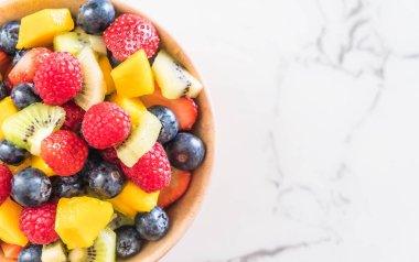 karışık taze meyve (çilek, ahududu, yaban mersini, kivi, mang