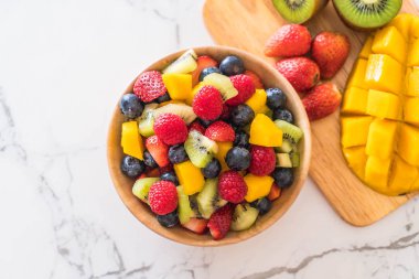 karışık taze meyve (çilek, ahududu, yaban mersini, kivi, mang