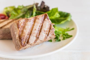 Tuna biftek salatası ile