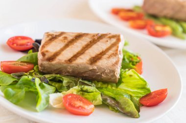 Tuna biftek salatası ile