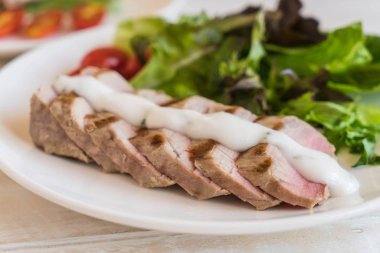 Tuna biftek salatası ile