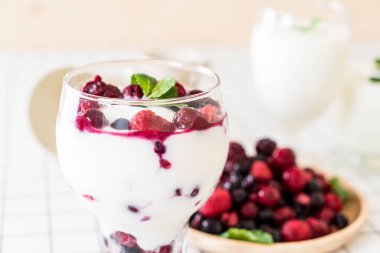 karışık meyveli Yoğurtlu