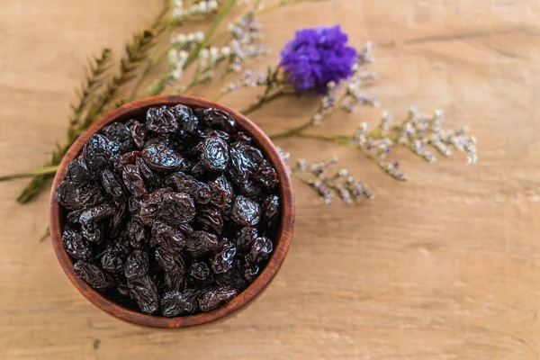 kabın içinde siyah kuru üzüm
