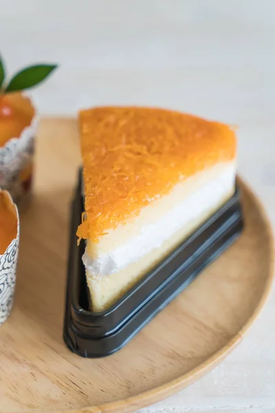 Pastel de taza de naranja y pastel de hilos de oro — Foto de Stock