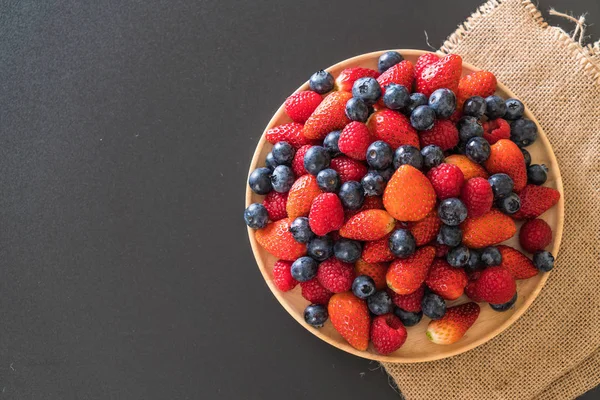 Myrtille fraîche, fraise et framboise — Photo