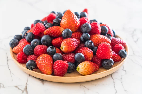 taze yaban mersini, çilek ve rasberry 