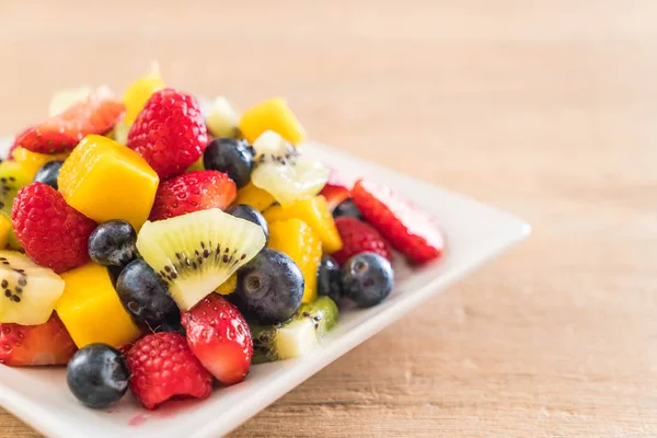 Gemischte frische Früchte (Erdbeere, Himbeere, Blaubeere, Kiwi, Mango — Stockfoto