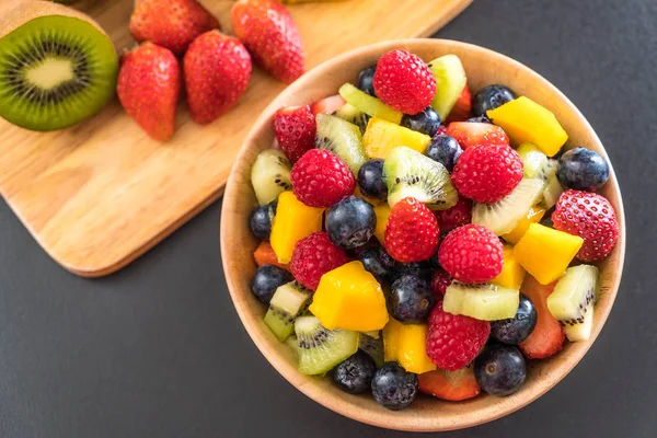 Frutas frescas misturadas (morango, framboesa, mirtilo, quivi, mangue — Fotografia de Stock