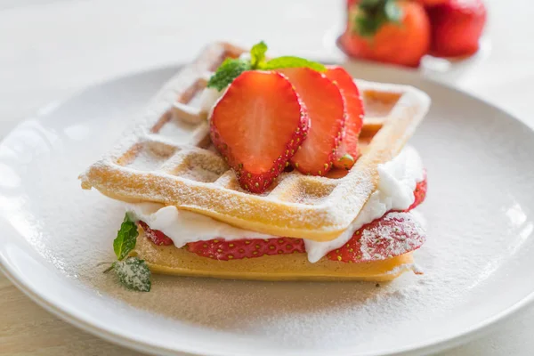 ahşap üzerine çilek ile waffle