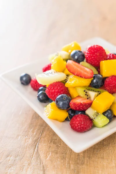 karışık taze meyve (çilek, ahududu, yaban mersini, kivi, mang