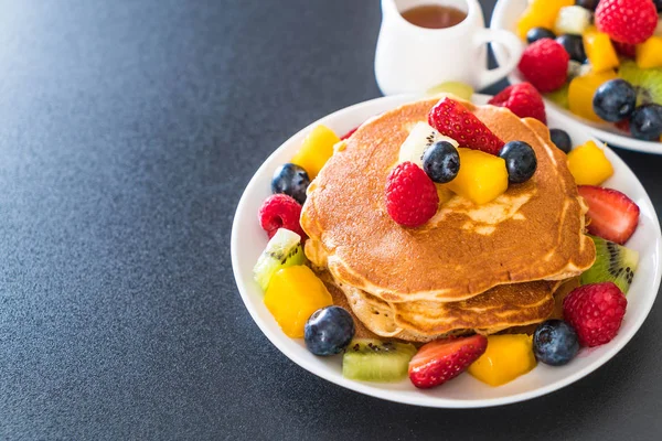 Panqueque con frutas de mezcla — Foto de Stock