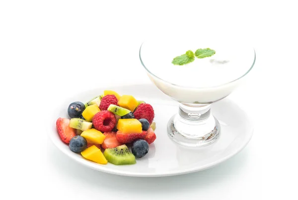 Yogurt con frutta mista (fragola, mirtilli, lampone, kiw — Foto Stock