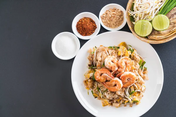 Fideos fritos tailandeses "Pad Thai" con camarones — Foto de Stock