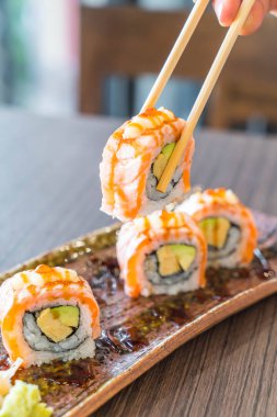 Izgara somon suşi roll