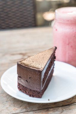 Çikolatalı pasta plaka üzerinde