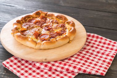 Ev yapımı biberli Pizza ahşap plaka üzerinde