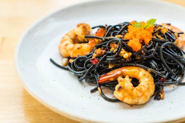 siyah spagetti karides