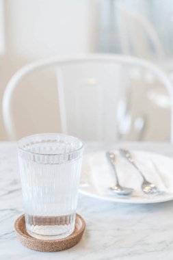 bardak su yemek masada