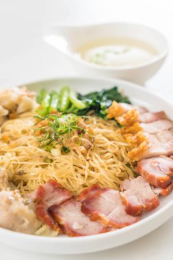 Yumurta noodle kırmızı kızarmış domuz, gevrek domuz eti, köfte ve çorba ile 