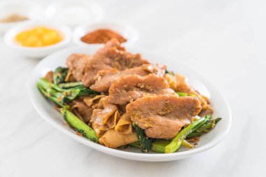 soya sosu ve domuz kızarmış noodle 