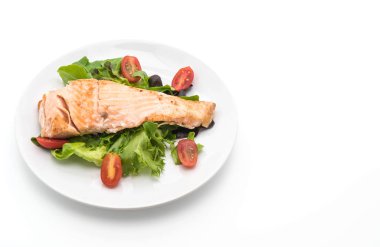 beyaz üzerine Somon ızgara biftek