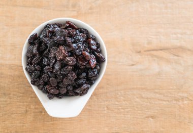 kabın içinde siyah kuru üzüm