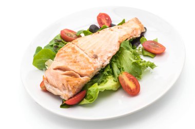 beyaz üzerine Somon ızgara biftek