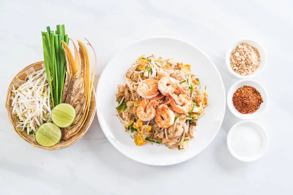 Thai gebratene Nudeln "Pad Thai" mit Garnelen — Stockfoto