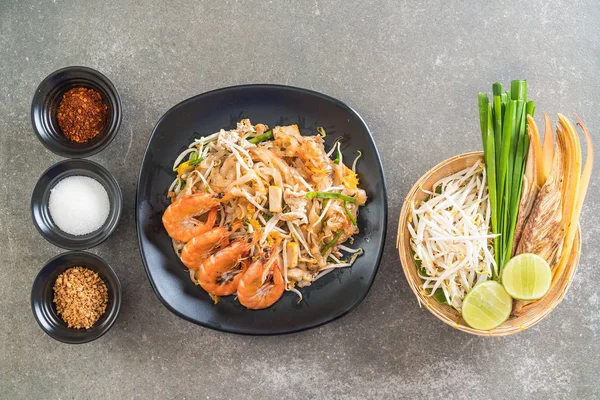 Thailändska stekta nudlar ”Pad Thai” med räkor — Stockfoto