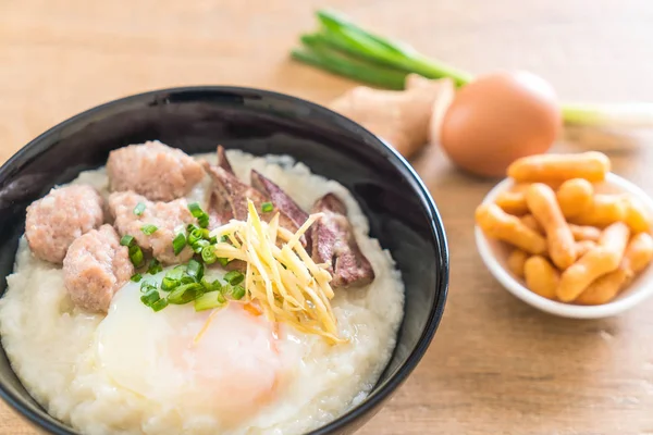 domuz eti ve yumurta ile pirinç lapası