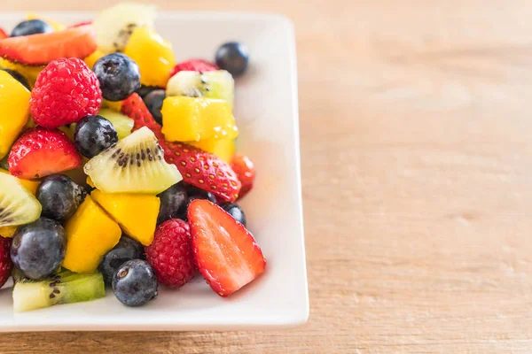 Blandad färsk frukt (jordgubbar, hallon, blåbär, kiwi, mang — Stockfoto