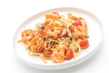 Karides ve domatesli spagetti. 