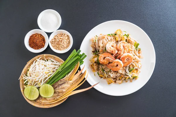 Thailändska stekta nudlar ”Pad Thai” med räkor — Stockfoto