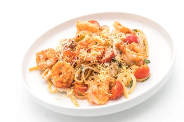 Karides ve domatesli spagetti. 