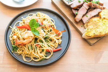 karides tavada kızartılmış acılı spagetti 