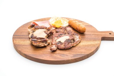 ahşap plaka üzerinde ızgara biftek mix