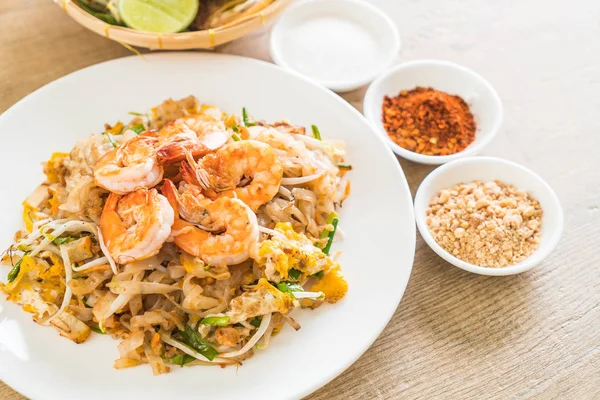 Thai gebratene Nudeln "Pad Thai" mit Garnelen — Stockfoto