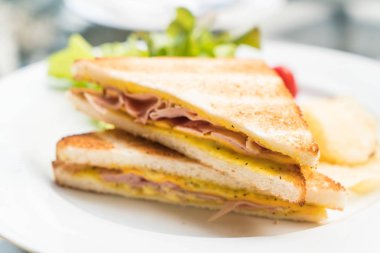 Jambonlu peynirli sandviç