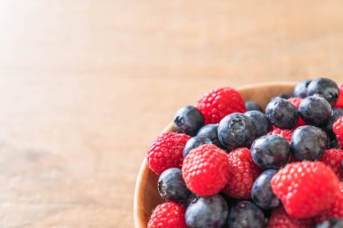 taze yaban mersini ve rasberry 