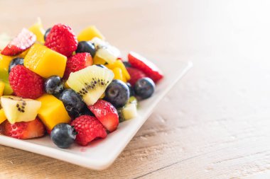 karışık taze meyve (çilek, ahududu, yaban mersini, kivi, mang