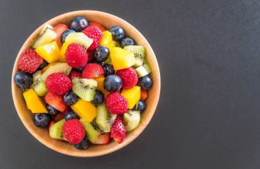 karışık taze meyve (çilek, ahududu, yaban mersini, kivi, mang