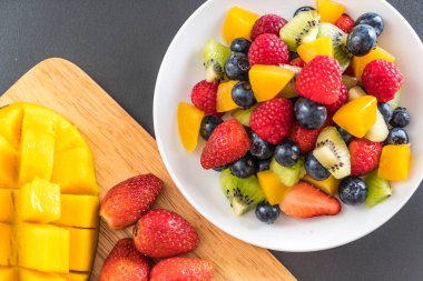 karışık taze meyve (çilek, ahududu, yaban mersini, kivi, mang