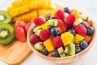 karışık taze meyve (çilek, ahududu, yaban mersini, kivi, mang