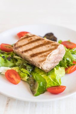 Tuna biftek salatası ile