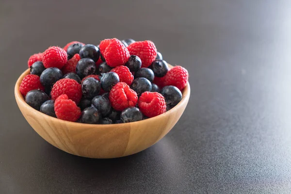 taze yaban mersini ve rasberry 