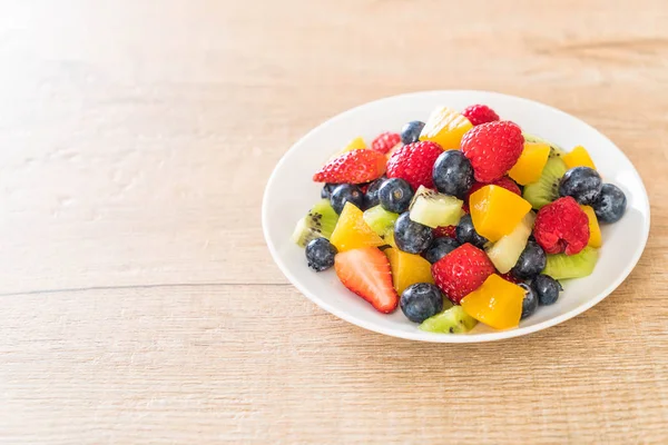 Mixed fresh fruits (strawberry, raspberry, blueberry, kiwi, mang — Stock Photo, Image